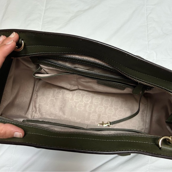 Michael Kors Selma Handbag with crossbody strap - Picture 10 of 15